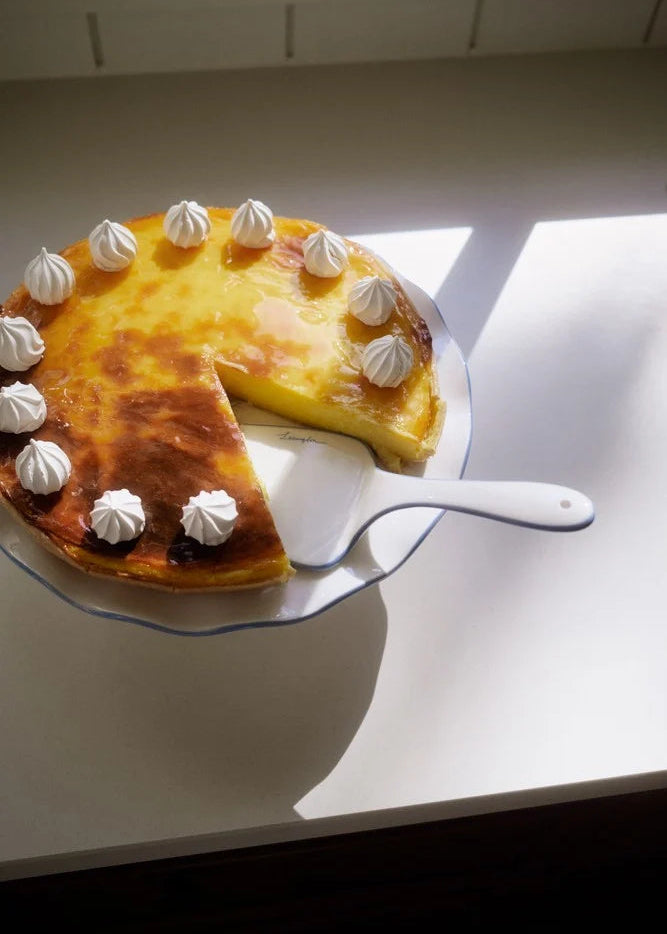 Lexington Stoneware Wavy Cake Server Bl/Wh