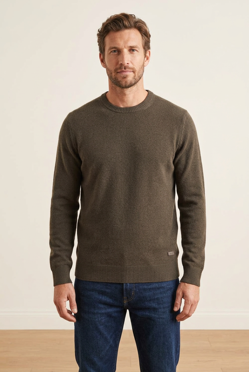 modellbild av Barbour Essential Patch Crew Dark Oak framifrån